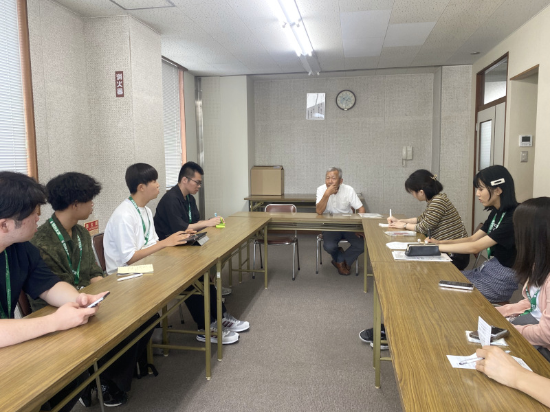 福井鉄道株式会社の方にヒアリングする様子