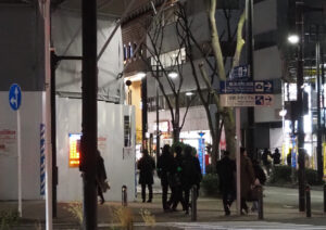 二手に分かれて夜の新横浜2丁目の街へ