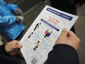 実際に「客引き」を行うためにとたむろしていた飲食店従業員らに「神奈川県迷惑行為防止条例」の一部改正について記したチラシを手渡していた