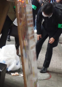 日常的に置かれた「違法看板」の撤去についての指導も行った