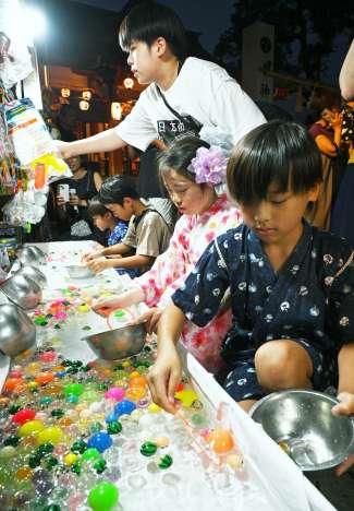 【写真】露店にワクワク、かき氷にヨーヨー釣り 鹿児島・夏の風物詩・六月灯始まる、8月まで県内各地 鹿児島市・八坂神社 - 南日本新聞