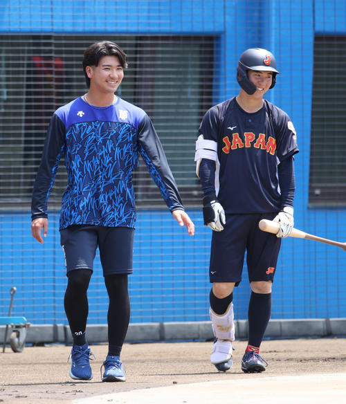 大学代表対DeNA2軍　試合前にDeNA篠木（左）と明大・小島は話す（撮影・柴田隆二）