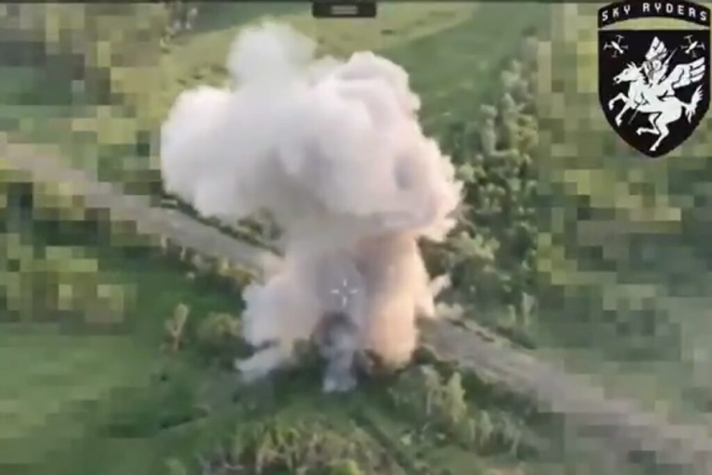 ウクライナ軍のドローン、たった1機で橋を破壊 「起爆装置」の本領発揮 - Yahoo!ニュース