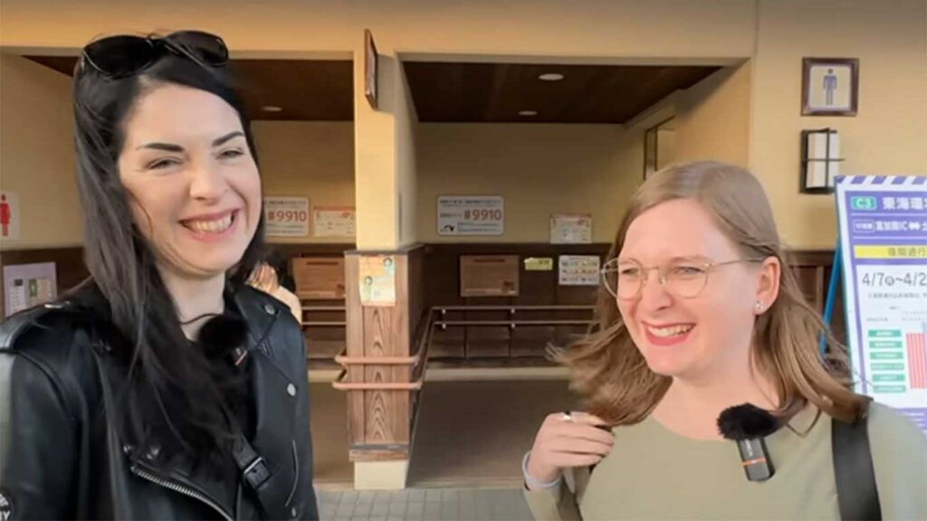 トイレのきれいさに笑みがこぼれたレナさん（右）とフェリさん（スクリーンショット）