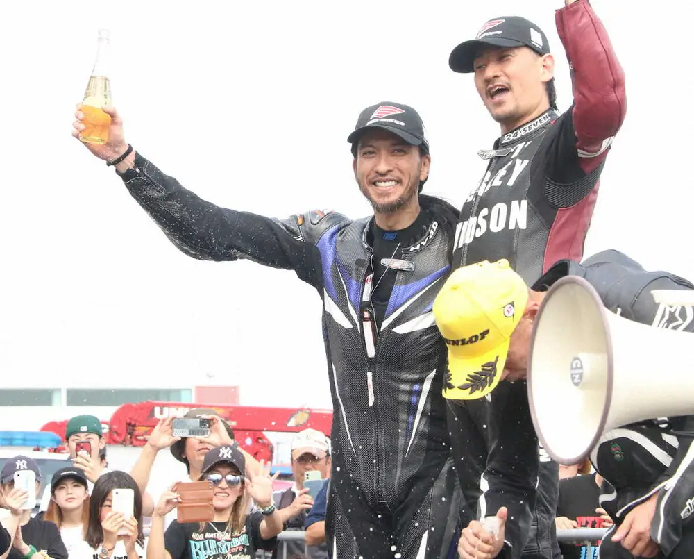 長瀬智也　バイクレースで2位　表彰台で笑顔「日本にもこういうレースがあるんだぞ」富士スピードウェイ - スポニチ Sponichi Annex 芸能