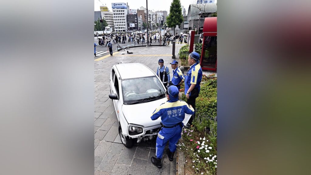 四ツ谷駅近くの交差点で女性はねた車、歩道に乗り上げ停止…運転の５０代男を現行犯逮捕 - 読売新聞オンライン