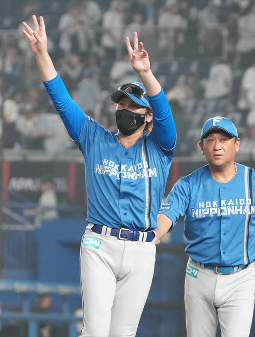 ロッテ対日本ハム　左翼席のファンに手を振る日本ハム新庄監督（撮影・小沢裕）