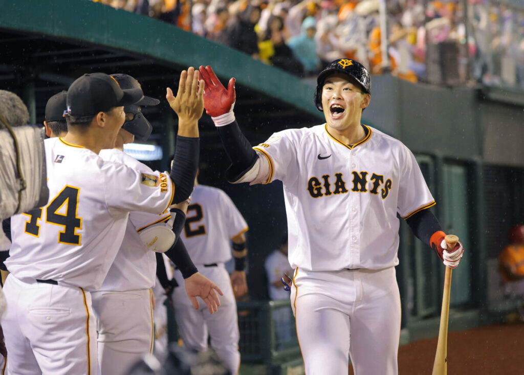 ２回１死、右越えにプロ初のソロ本塁打を放ちベンチに迎えられる荒巻悠（カメラ・今成　良輔）
