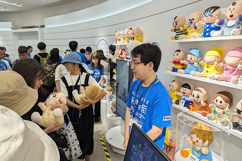 声や動作を感知し、機嫌が変化する赤ちゃん型介護ロボット