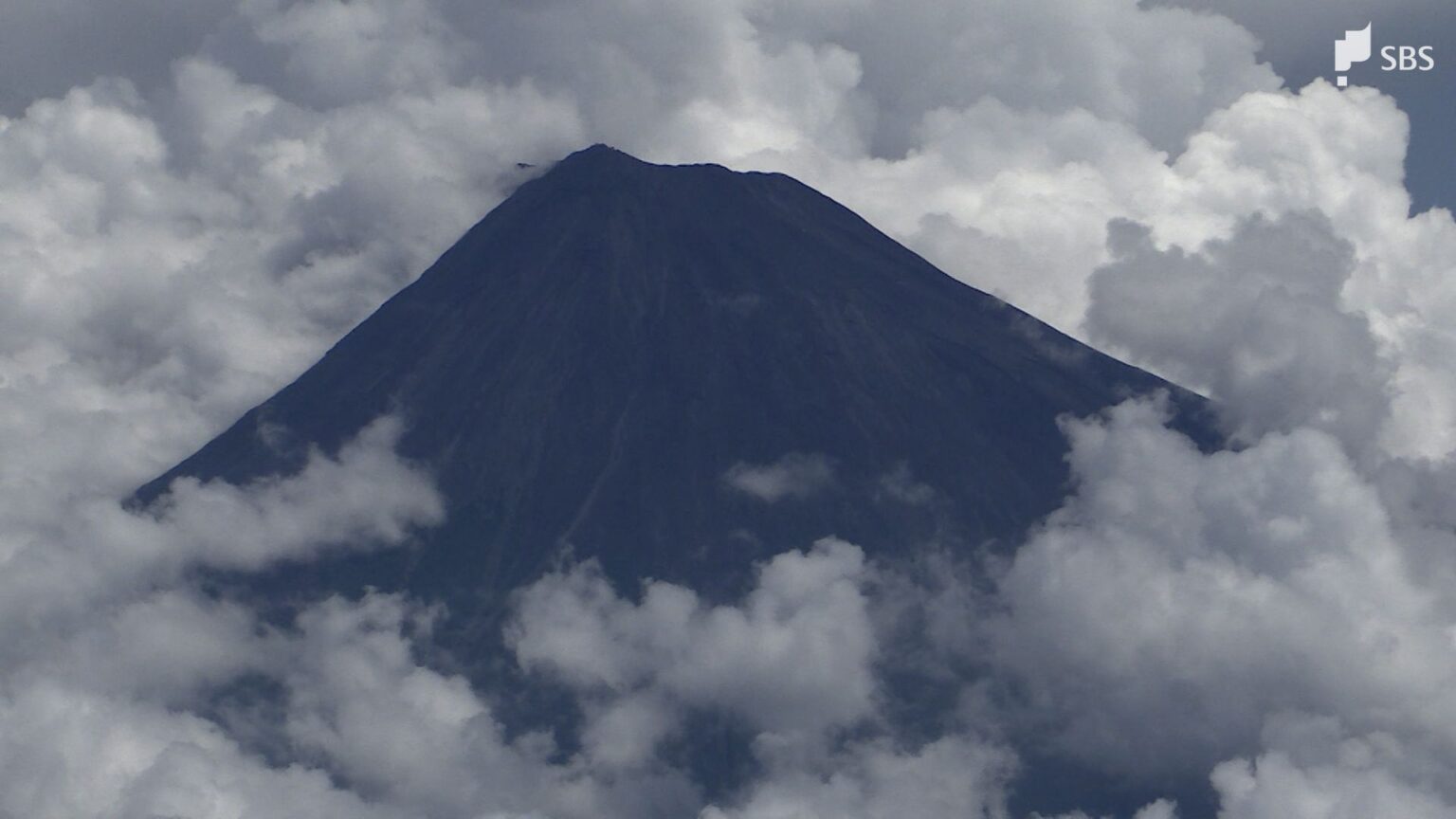 富士山 静岡県側も山開き 新たな登山規制導入 事前登録義務づけ 1人4000円入山料徴収（静岡放送（SBS））