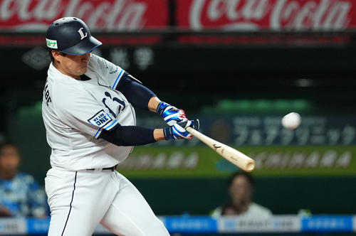 武対楽天　6回裏西武2死一塁、左越えに逆転の2点本塁打を放つ渡部聖（撮影・菅敏）