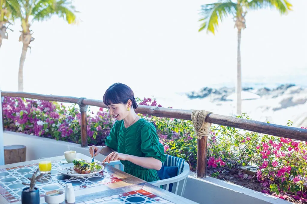 コルテス海を眺めながら名物のアボカドトーストを堪能！