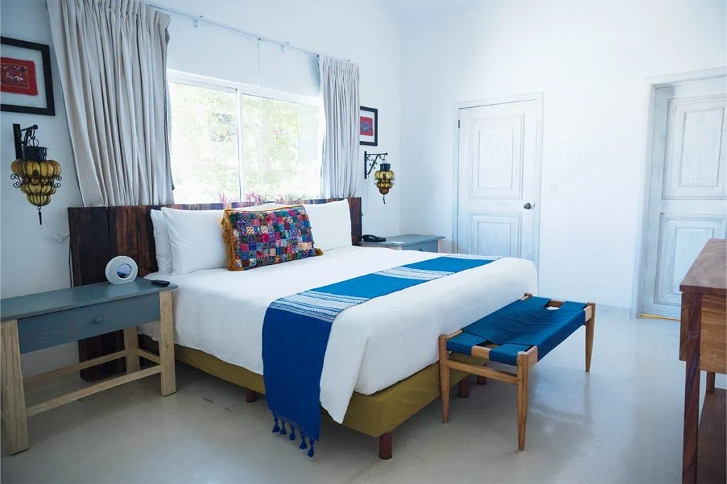 客室にはメキシコ各地の民芸品を展示。