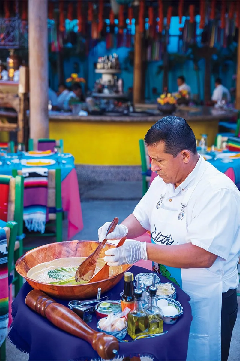 【メキシコ・ロスカボス】テーブル横でウエイターさんがシーザーサラダを調理！
