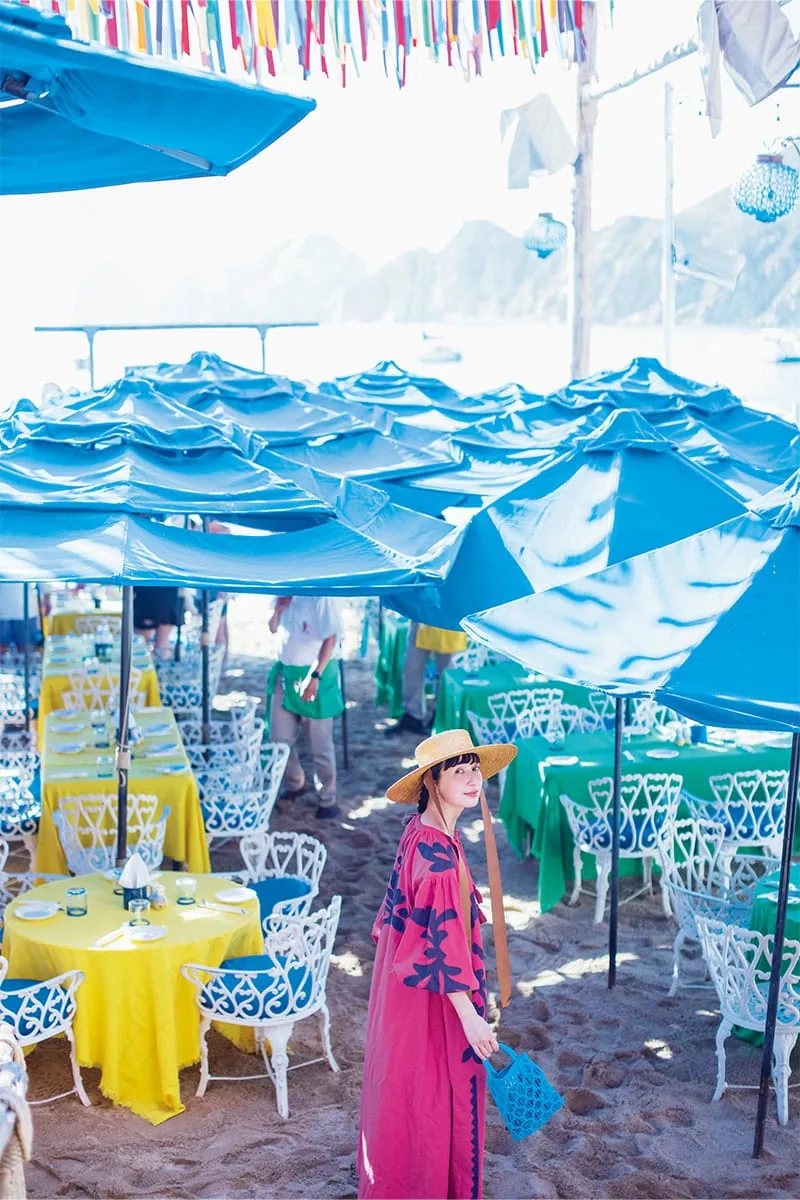 メキシコ・ロスカボスの「THE OFFICE ザ・オフィス」のテラス席のすぐ先にはエメラルドブルーの海が！