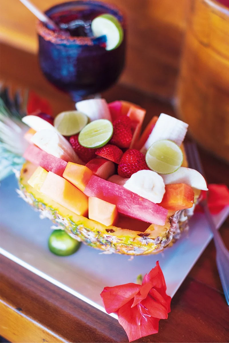 メキシコ・ロスカボスの「THE OFFICE ザ・オフィス」の豪華すぎるパイナップルボート！