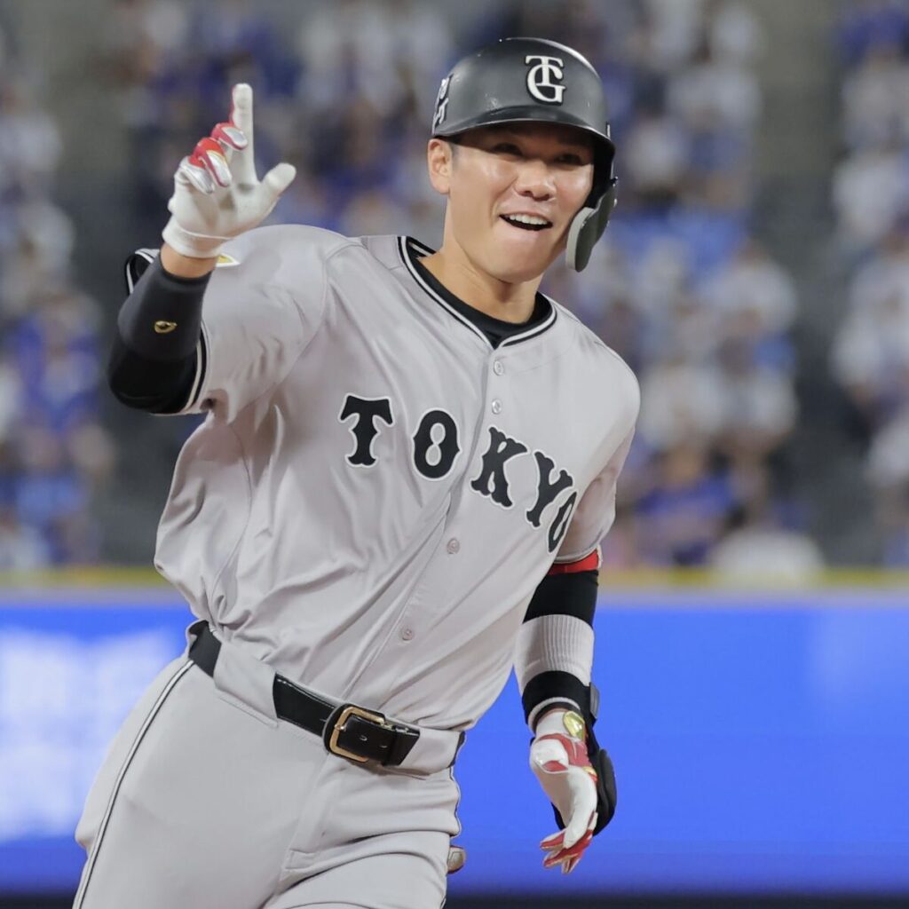 延長１１回無死、左越えソロ本塁打を放つ坂本勇人（カメラ・小林　泰斗）