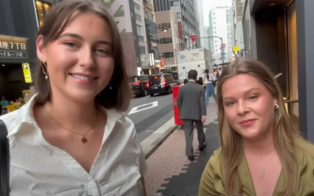 メルボルンからやってきた（左から）ローラさんとリディアさん（スクリーンショット）