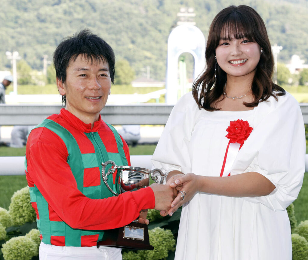 柴田大知騎手を祝福する箭内夢菜（右、カメラ・荒牧　徹）