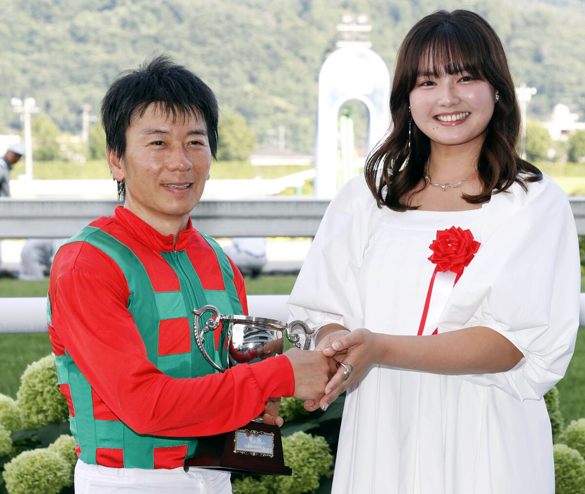 柴田大知騎手を祝福する箭内夢菜（右、カメラ・荒牧　徹）