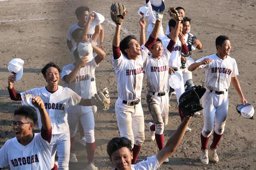 能登川対彦根翔西館　勝った能登川ナインは歓喜する（2025年7月7日撮影）