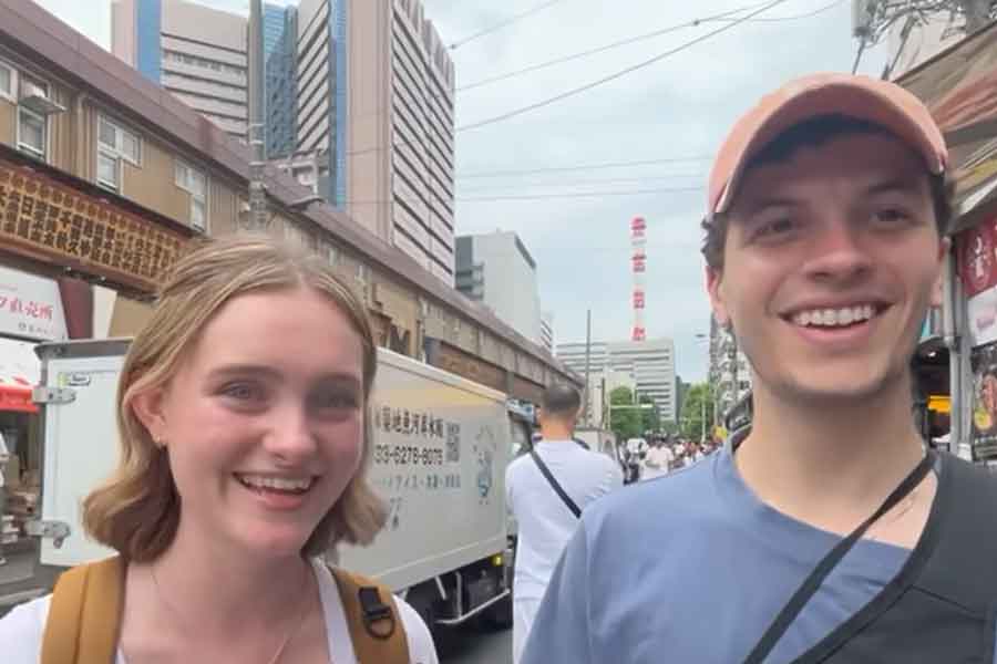 オーストラリアのメルボルンからやってきた（左から）ローレンさんとガブリエルさん（スクリーンショット）