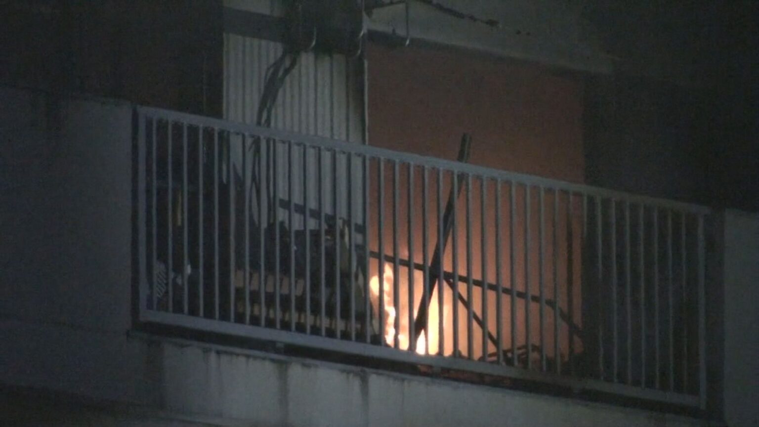 県営団地の一室から激しい炎…住宅密集地での火災に一時騒然 約3時間後に鎮火 島根県出雲市（BSS山陰放送） - Yahoo!ニュース - Yahoo!ニュース
