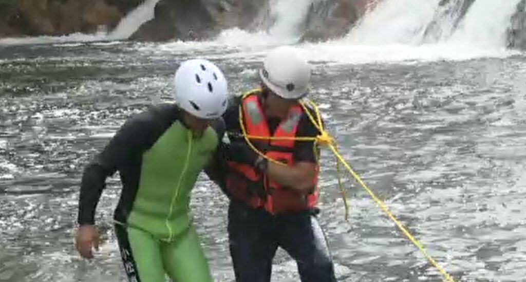 水難事故多発の滝で救助訓練 消防が注意呼びかけ 石川・小松市（MRO北陸放送） - Yahoo!ニュース
