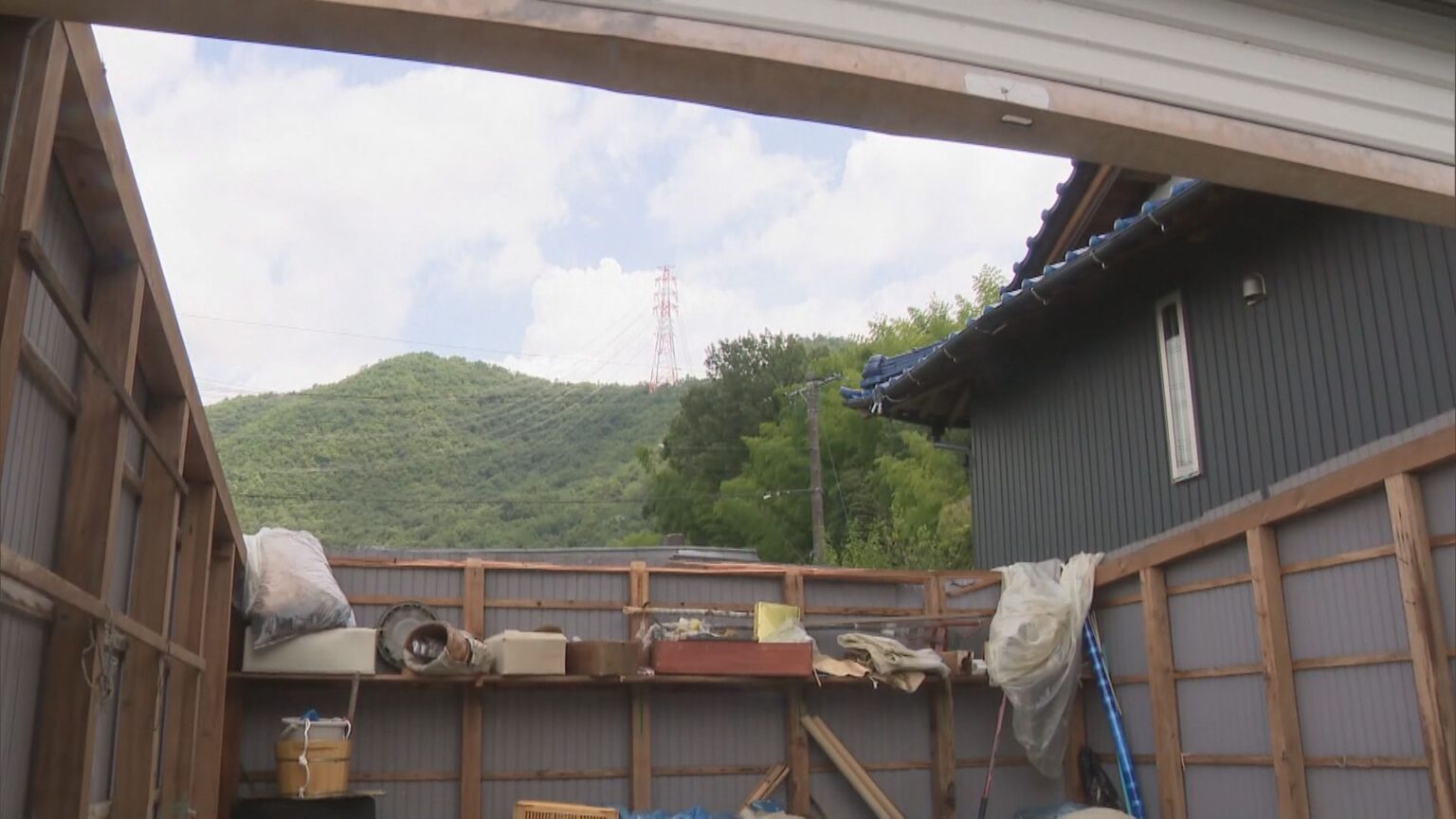 急激に風雨強まる様子が映像に…『突風』によるとみられる被害が岐阜県内で24棟 飛ばされた車庫の屋根は120m先に（東海テレビ） - Yahoo!ニュース