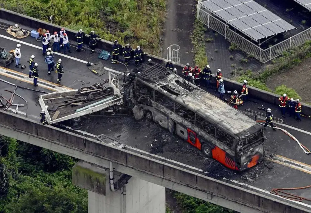徳島県阿波でトラックと衝突した高速バスが炎上　運転手と乗客の2人が死亡 - スポニチ Sponichi Annex 社会