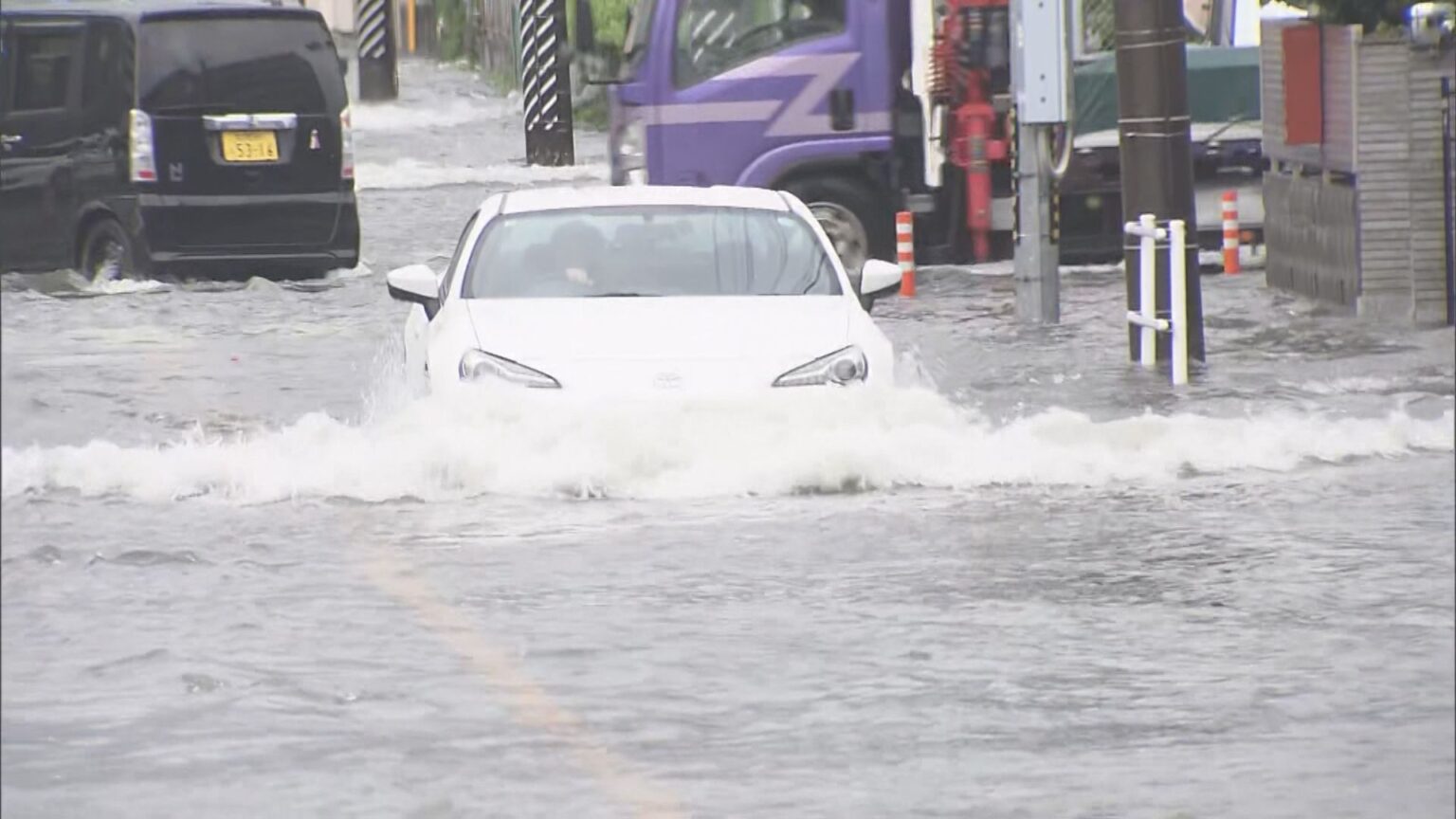 車が水しぶきあげて進む…17日の東海地方は各地で激しい雨 岐阜と三重の一部に「避難指示」東海道新幹線に遅れも（東海テレビ） - Yahoo!ニュース