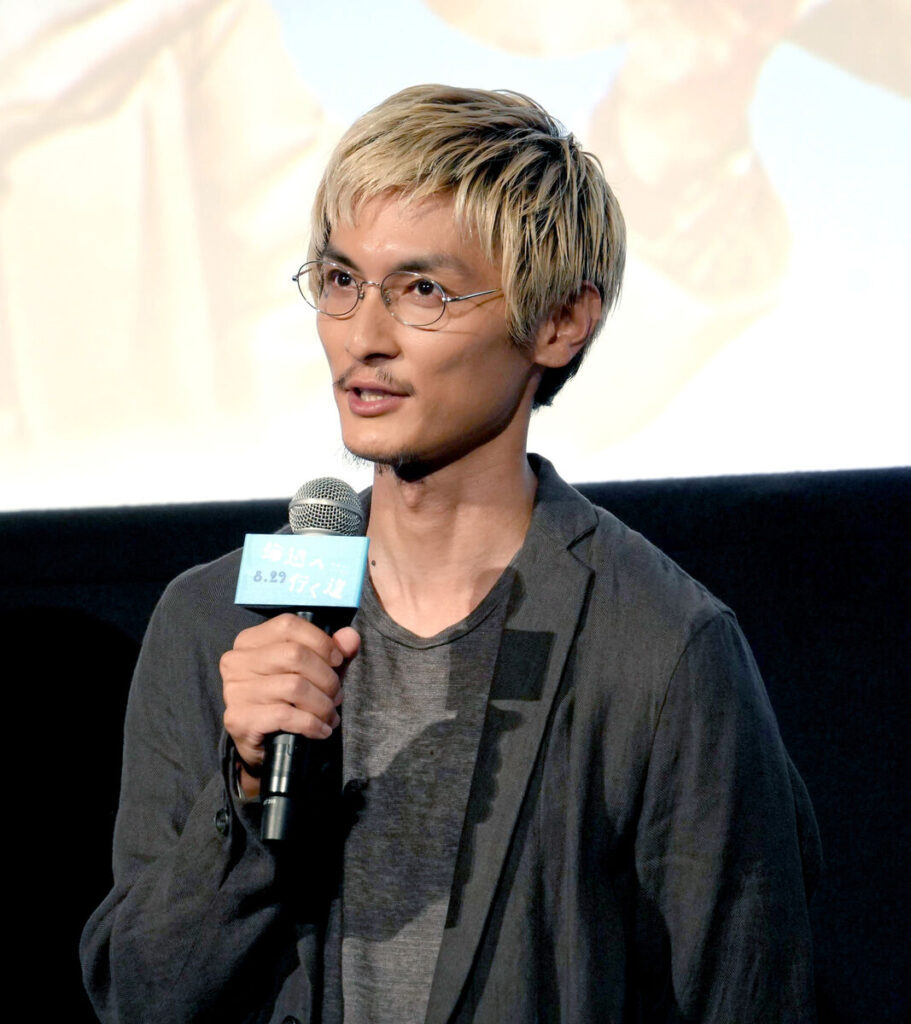 完成披露上映会に登壇した高良健吾