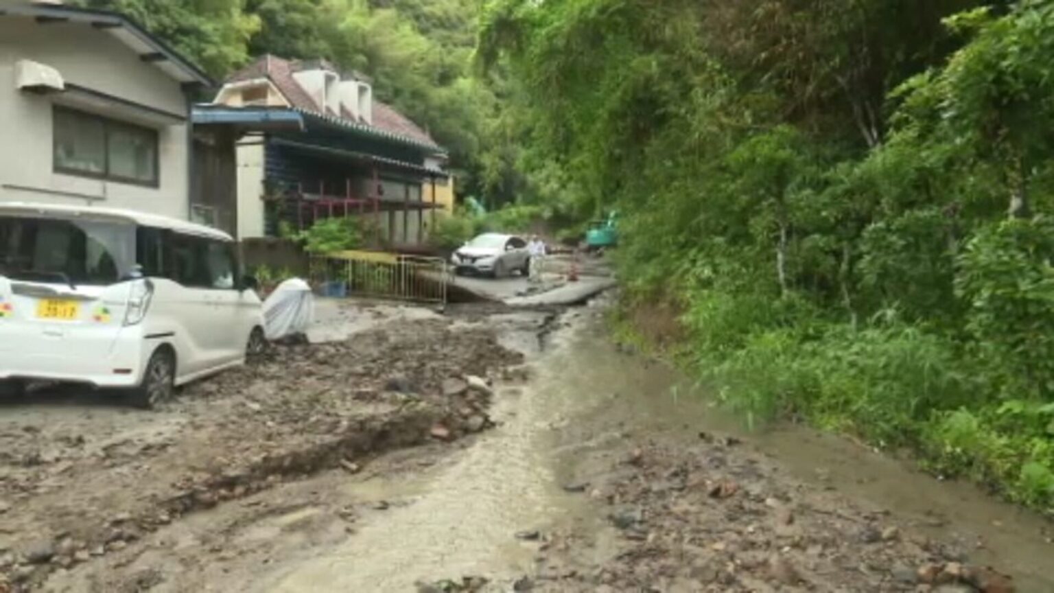 「35年位おるけど、初めてこんなに…」工事中の池から大量の雨水 道路には大量の土砂も 一部地域で避難指示 愛媛・宇和島市（あいテレビ） - Yahoo!ニュース
