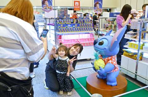 鹿児島初登場！ 夢と魔法の世界観…ディズニー展が開幕 目移りしちゃう…限定グッズなど2000種以上がズラリ 鹿児島市・山形屋 - 南日本新聞