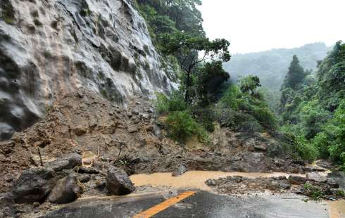 国道269号わきの斜面崩れ全面通行止め――幅30m高さ35m、県振興局「雨が影響したかは不明」 県内に大雨、列車の運休や遅延も相次ぐ - 南日本新聞
