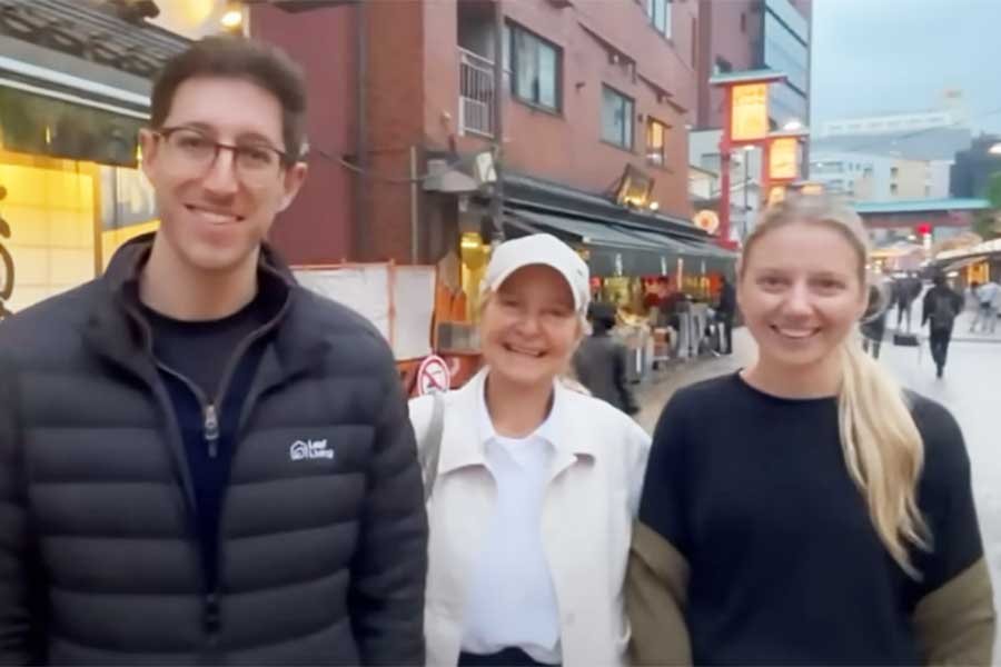 南アフリカ出身の（左から）ガブリエルさん、シャーメインさんとビアンカさん母娘（スクリーンショット）