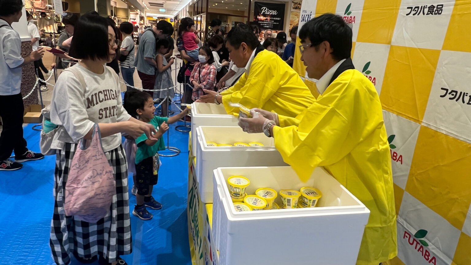 暑さ続くなか…カップかき氷の無料配布イベントに行列　ロングセラー商品に昔からのファンの姿も　栃木・宇都宮市（TBS NEWS DIG Powered by JNN）