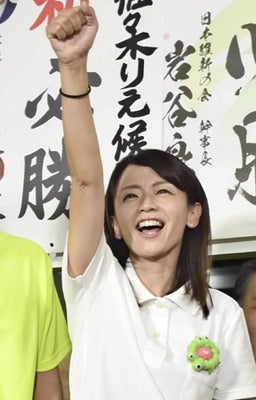 当選を確実にして拳を突き上げる佐々木さん（２０日午後８時１４分、大阪市住之江区で）
