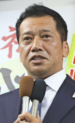 支持者らにあいさつする岡崎さん（２０日午後８時６分、大阪市東成区で）＝前田尚紀撮影