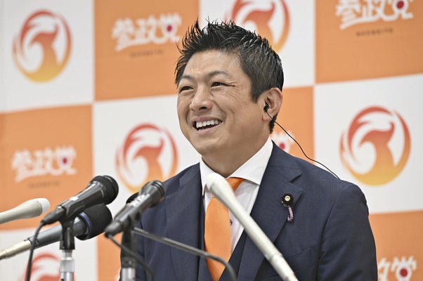 インタビューで笑顔を見せる参政党の神谷代表（２０日午後８時４５分、東京都新宿区の同党開票センターで）＝大石健登撮影