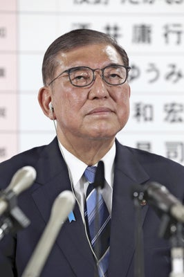 自民党の開票センターでインタビューを受ける石破首相（２０日午後１０時１４分、東京都千代田区の同党本部で）＝川口正峰撮影