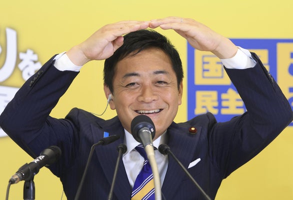 報道各社とのインタビューでポーズを決める国民民主党の玉木代表（２０日午後９時５１分、東京都新宿区の同党開票センターで）＝三浦邦彦撮影