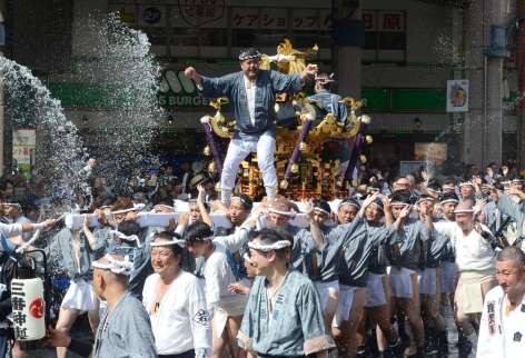 【写真】鹿児島の夏彩る「おぎおんさぁ」本祭 力強いかけ声に沿道も熱気 商売繁盛願い2500人がご神幸行列 鹿児島市の天文館 - 南日本新聞