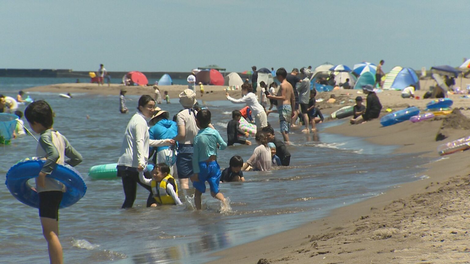猛暑の“海の日”海水浴場にぎわう！ 22日も熱中症警戒アラート発表 十分な熱中症対策を 新潟（新潟ニュースNST） - Yahoo!ニュース - Yahoo!ニュース