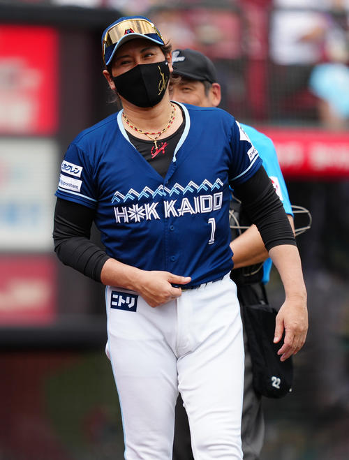 楽天対日本ハム　7回裏の投手交代を告げ、笑顔でベンチへ戻る日本ハム新庄監督（撮影・鈴木みどり）