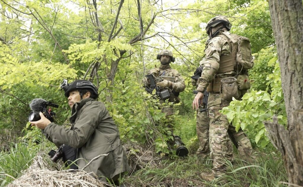 ウクライナ・自爆ドローンが迫る恐怖の中でなぜ人は「笑う」のか 戦場カメラマンが見た極限のリアル（AERA DIGITAL） - Yahoo!ニュース - Yahoo!ニュース