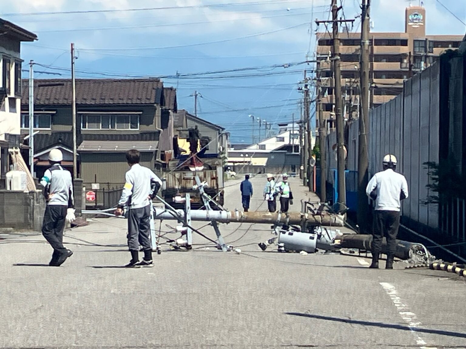 レッカー車のアーム 電線ひっかけ電柱 倒れる 約80世帯が一時停電 1時間半後に復旧 富山（チューリップテレビ） - Yahoo!ニュース - Yahoo!ニュース