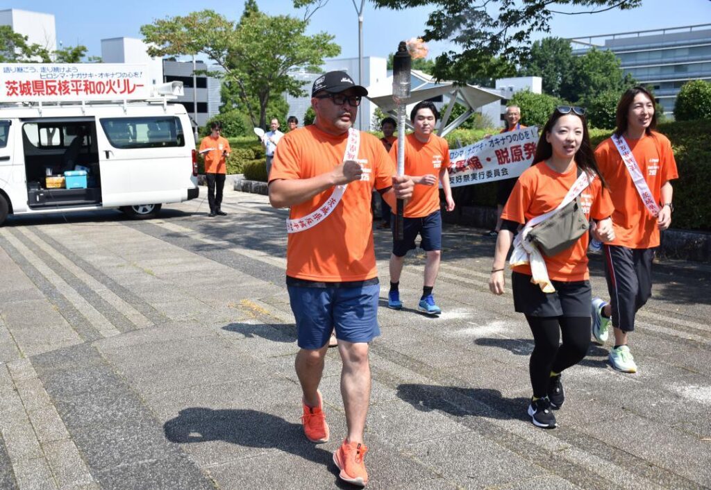 平和の火リレー 800キロを900人でつなぐ 茨城県庁をスタート（茨城新聞クロスアイ） - Yahoo!ニュース - Yahoo!ニュース