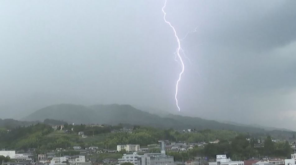 雷を伴った激しい雨が降る所も 長野県内では夜遅くにかけて大気の状態が非常に不安定 土砂災害などに十分注意（NBS長野放送） - Yahoo!ニュース - Yahoo!ニュース
