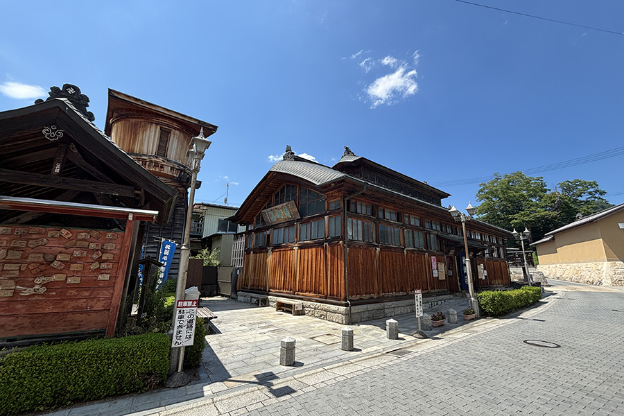 oncafe は共同浴場「鯖湖湯」の向かいにあります